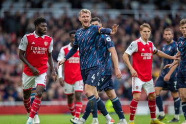 Nottingham Ormanı 'nın 4 numaralı Joe Worrall, 30 Ekim 202' de Emirates Stadyumu 'nda oynanan Premier League maçında Arsenal ve Nottingham Ormanı arasındaki duruşmayı yavaşlatmak istiyor.