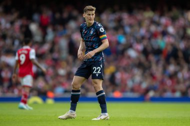 Nottingham Ormanı 'nın 22 numaralı oyuncusu Ryan Yates, 30 Ekim 202' de İngiltere 'nin Emirates Stadyumu' nda oynanan Premier League maçında Arsenal Nottingham Ormanı 'na karşı seyrediyor.
