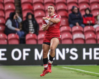 Tonga 'dan Tui Lolohea, 30 Ekim 202' de İngiltere 'nin Middlesbrough kentindeki Riverside Stadyumu' nda oynanan Rugby Ligi Dünya Kupası 2021 D Grubu karşılaşmasında denemesini kutluyor.