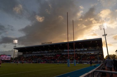Stonex Stadyumu 'ndaki akşam güneşi Gallagher Premiership maçında Saracens, StoneX Stadyumu' nda Satış Köpekbalığı 'na karşı, 30 Ekim 202