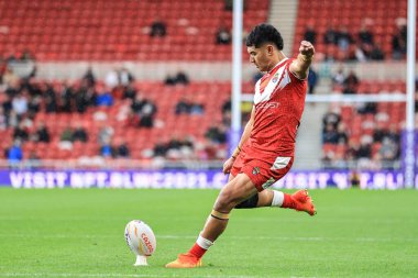 Tonga 'dan Isaiya Katoa, Rugby Ligi Dünya Kupası 2021 Grubu D Grubu maçında Riverside Stadyumu, Middlesbrough, İngiltere' de oynanan Tonga-Cook Adaları karşılaşmasında gol için dönüyor.