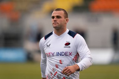  Saracens 7 numaralı Ben Earl, 30 Ekim 202 'de StoneX Stadyumu' nda oynanan Saracens - Satış Köpekbalıkları maçından önce ısınmaya başladı.