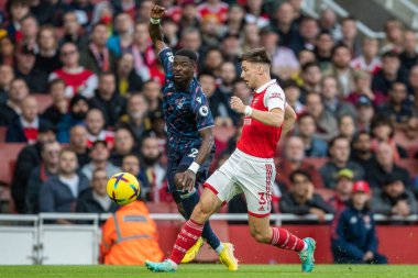 Nottingham Ormanı 'ndan Serge Aurier # 24 Premier League maçı sırasında Londra, Birleşik Krallık' taki Emirates Stadyumu 'nda oynanan Arsenal-Nottingham Forest maçında tehlike bölgesine top atıyor.