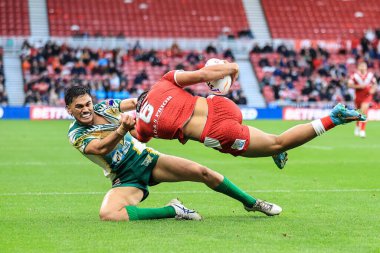 Cook Adaları 'ndan Brendan Piakura, Rugby Ligi Dünya Kupası 2021 Grubu D Grubu karşılaşmasında Tonga ile Cook Adaları arasında Middlesbrough, İngiltere' de oynanan Riverside Stadyumu 'nda oynanan karşılaşmada Tonga' dan Talatau Junior Amone 'u durdurdu.