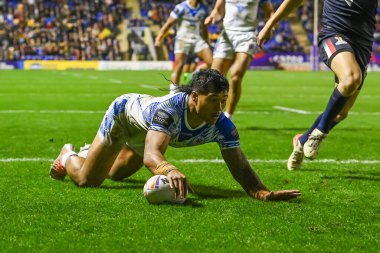 Samoa 'dan Brian To' o, 30 Ekim 202 'de İngiltere' nin Warrington kentinde oynanan Halliwell Jones Stadyumu 'nda oynanan Rugby Ligi Dünya Kupası 2021 A Grubu maçına gidiyor.