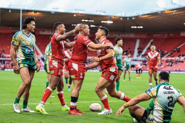 Tonga 'dan Will Penisini, 30 Ekim 202' de İngiltere 'nin Middlesbrough kentinde oynanan Rugby Ligi Dünya Kupası 2021 D Grubu maçında Tonga ile Cook Adaları karşılaşmasını kutluyor.