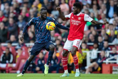 Cheikhou Kouyat # 21 Nottingham Ormanı Premier League maçında Arsenal - Nottingham Ormanı maçı sırasında Arsenal # 5 Thomas Partey ile 30 Ekim 2022 'de Londra' daki Emirates Stadyumu 'nda savaştı.
