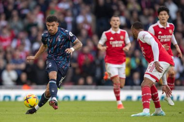 Nottingham Ormanı 'ndan Morgan Gibbs-White # 10 numara Premier League maçında topu kanattan aşağı atıyor. Arsenal - Nottingham Ormanı - Emirates Stadyumu, Londra, İngiltere, 30 Ekim 202