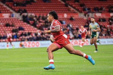Tonga 'dan Tesi Niu, 30 Ekim 202' de İngiltere 'nin Middlesbrough kentinde oynanan Rugby Ligi Dünya Kupası 2021 Grubu D Grubu karşılaşmasında mücadele ediyor.
