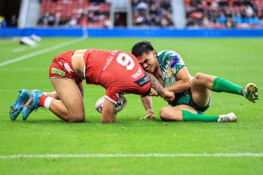 Cook Adaları 'ndan Brendan Piakura, Rugby Ligi Dünya Kupası 2021 Grubu D Grubu karşılaşmasında Tonga ile Cook Adaları arasında Middlesbrough, İngiltere' de oynanan Riverside Stadyumu 'nda oynanan karşılaşmada Tonga' dan Talatau Junior Amone 'u durdurdu.