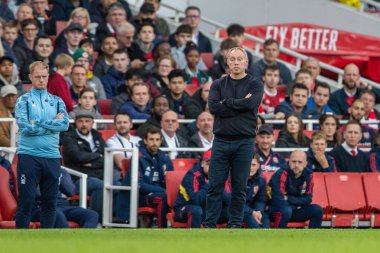 Nottingham Forest 'ın Steve Cooper teknik direktörü, 30 Ekim 202' de İngiltere 'nin Emirates Stadyumu' nda oynanan Premier League maçında Arsenal ve Nottingham Forest maçına bakıyor.