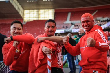 Tonga taraftarları Rugby Ligi Dünya Kupası 2021 Grubu D Grubu karşılaşması öncesinde Riverside Stadyumu, Middlesbrough, Birleşik Krallık 'ta Tonga ile Cook Adaları arasında dans ediyor.
