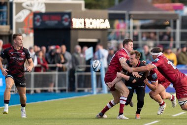  Saracens 'ın 12 numaralı oyuncusu Nick Tompkins, Gallagher Premiership maçında Saracens' a karşı Satış Köpekbalıkları StoneX Stadyumu, Londra, İngiltere, 30 Ekim 202 'de oynanan Saracens maçında topu Alex Lewington # 14 numaraya atmayı başardı.