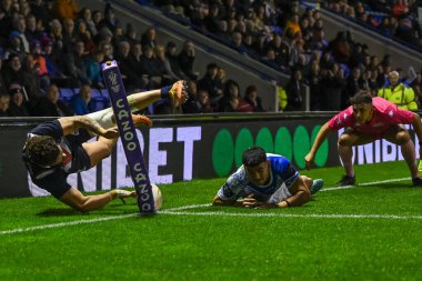 Fransız Arthur Romano, 30 Ekim 202 'de İngiltere' nin Warrington kentinde oynanan Halliwell Jones Stadyumu 'nda oynanan Rugby Ligi Dünya Kupası 2021 Grubu A Grubu karşılaşmasında Samoa' nın Taylan May of Samoa 'ya gol atmadan önce temasa geçti.