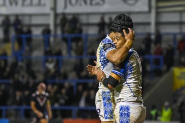 Samoa 'dan Anthony Milford, 30 Ekim 202 tarihinde İngiltere' nin Warrington kentinde oynanan Halliwell Jones Stadyumu 'nda oynanan Rugby Ligi Dünya Kupası 2021 Grubu A Grubu maçında denemesini kutluyor.