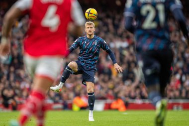 Nottingham Ormanı 'ndan Joe Worrall 30 Ekim 202' de Emirates Stadyumu 'nda oynanan Premier League maçında topu kontrol altına almak istiyor.