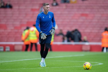 Nottingham Ormanı 'ndan Dekan Henderson 30 Ekim 202' de Emirates Stadyumu 'nda oynanan Premier League maçından önce ısınıyor.