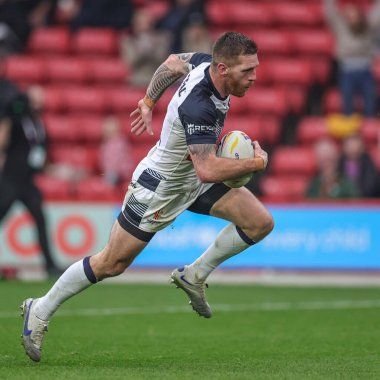 İngiltere 'den Marc Sneyd, 29 Ekim 202' de İngiltere 'nin Bramall Lane, Sheffield, İngiltere' de oynadığı Rugby Ligi Dünya Kupası 2021 karşılaşmasında koşmaya başladı.