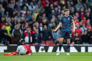 Nottingham Ormanı 'ndan Ryan Yates # 22 Arsenal' in 34 numarası Granit Xhaka ile gülüyor. 30 Ekim 202 'de Emirates Stadyumu' nda oynanan Premier League maçında sakatlanıyor.