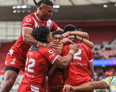 Tonga 'dan Daniel Tupou, 30 Ekim 202' de İngiltere 'nin Middlesbrough kentinde oynanan Rugby Ligi Dünya Kupası 2021 Grubu D Grubu karşılaşmasında şansını kutluyor.