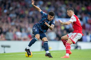 Nottingham Ormanı 'ndan Morgan Gibbs-White # 10 numara Arsenal - Nottingham Forest maçında Arsenal - Nottingham Stadyumu, Londra, 30 Ekim 202' de oynanan Premier League maçı sırasında Granit Xhaka # 34 'den kurtulmak için biraz beceri kullanıyor.