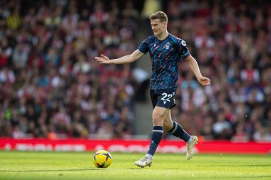 Nottingham Ormanı 'ndan Ryan Yates # 22 Premier League maçı sırasında orta sahada Arsenal Nottingham Ormanı' na karşı Emirates Stadyumu, Londra, 30 Ekim 202