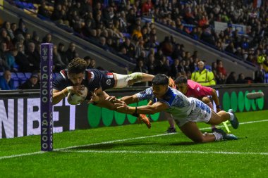 Fransız Arthur Romano, 30 Ekim 202 'de İngiltere' nin Warrington kentinde oynanan Halliwell Jones Stadyumu 'nda oynanan Rugby Ligi Dünya Kupası 2021 Grubu A Grubu karşılaşmasında Samoa' nın Taylan May of Samoa 'ya gol atmadan önce temasa geçti.