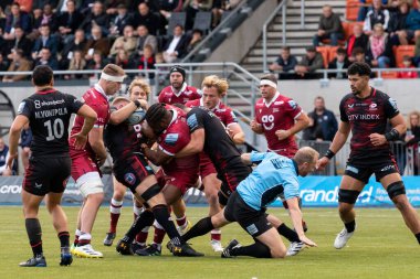 Hakem Wayne Barnes, 30 Ekim 202 'de StoneX Stadyumu, Londra' da oynanan Gallagher Premiership maçında Saracens 'a karşı Satış Köpekbalıkları maçında kenara itildi.