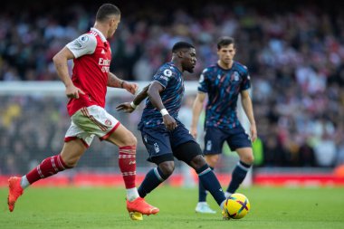 Nottingham Ormanı 'ndan Serge Aurier # 24 Premier League maçında topu oynuyor. Arsenal - Nottingham Ormanı - Emirates Stadyumu, Londra, 30 Ekim 202
