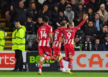 GoAL Exeter City 'nin orta saha oyuncusu Archie Collins (8), 31 Ekim 202' de İngiltere 'nin Plymouth kentinde oynanan Sky Bet 1 karşılaşmasında 0-1' lik galibiyet golünü kutluyor.