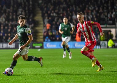 Plymouth Argyle orta saha oyuncusu Joe Edwards (8) 31 Ekim 202 'de Home Park, Plymouth, İngiltere' de oynanan Sky Bet 1 karşılaşmasında pas arıyor.