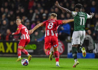 Exeter City 'nin orta saha oyuncusu Archie Collins (8), 31 Ekim 202' de İngiltere 'nin Plymouth kentinde oynanan Sky Bet 1 karşılaşmasında topu Plymouth Argyle' dan (11) koruyor.
