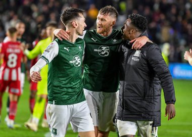 Plymouth Argyle forvet Ryan Hardie (9) ve Plymouth Argyle forvet Niall Ennis (11) ve Plymouth Argyle defans oyuncusu Dan Scarr (6), Sky Bet 1 karşılaşmasında Plymouth Argyle 'ın Exeter City, Plymouth,