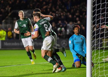 GOAL Plymouth Argyle forvet Morgan Whittaker (19) ve Plymouth Argyle orta saha oyuncusu Joe Edwards (8), Sky Bet 1 karşılaşmasında Plymouth Argyle Exeter City, Plymouth, İngiltere, 31.