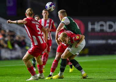 Plymouth Argyle orta saha oyuncusu Sam Cosgrove (16), 31 Ekim 202 tarihinde İngiltere 'nin Plymouth kentinde oynanan Sky Bet 1 karşılaşmasında Exeter City defans oyuncusu Alex Hartridge (5) ile top mücadelesi verdi.