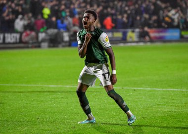 GoAL Plymouth Argyle tam geri Bali Mumba (17), 31 Ekim 202 'de İngiltere' nin Plymouth kentinde oynanan Sky Bet League 1 karşılaşmasında 2-2 'lik galibiyet golünü kutluyor.