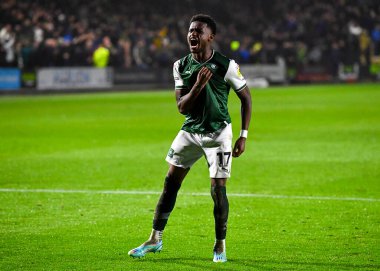GoAL Plymouth Argyle tam geri Bali Mumba (17), 31 Ekim 202 'de İngiltere' nin Plymouth kentinde oynanan Sky Bet League 1 karşılaşmasında 2-2 'lik galibiyet golünü kutluyor.