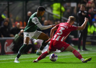 Plymouth Argyle forveti Morgan Whittaker (19) 31 Ekim 202 'de İngiltere' nin Plymouth kentinde oynanan Sky Bet Ligi 1 karşılaşmasında defans oyuncusu Jack Sparkes 'a (3) saldırdı.