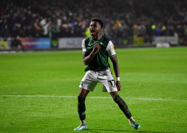 GoAL Plymouth Argyle tam geri Bali Mumba (17), 31 Ekim 202 'de İngiltere' nin Plymouth kentinde oynanan Sky Bet League 1 karşılaşmasında 2-2 'lik galibiyet golünü kutluyor.