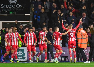 GOAL Exeter City forveti Sam Nombe (10) ve Exeter City forveti Jay Stansfield (9), 31 Ekim 202 tarihinde İngiltere 'nin Plymouth kentinde oynanan Sky Bet 1 karşılaşmasında 1-2' lik galibiyet golünü kutluyor.