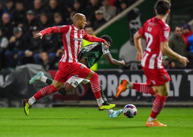 Plymouth Argyle tam geri Bali Mumba (17), 31 Ekim 202 tarihinde İngiltere 'nin Plymouth kentinde oynanan Sky Bet 1 karşılaşmasında Exeter City defans oyuncusu Jake Caprice (2) ile top mücadelesi verdi.