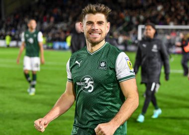 Plymouth Argyle orta saha oyuncusu Joe Edwards (8) 31 Ekim 202 'de İngiltere' nin Home Park kentinde oynanan Sky Bet 1 karşılaşmasında kazandığı galibiyeti kutluyor.