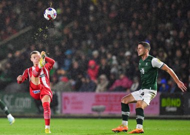 Exeter City forveti Jay Stansfield (9) 31 Ekim 202 'de İngiltere' nin Plymouth kentinde oynanan Sky Bet 1 karşılaşmasında topu temizledi.