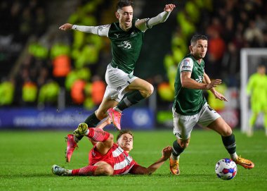 Plymouth Argyle forveti Ryan Hardie (9), 31 Ekim 202 'de İngiltere' nin Plymouth kentinde oynanan Sky Bet 1 karşılaşmasında Exeter City defans oyuncusu Jack Sparkes 'ı (3) geçti.