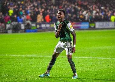 GoAL Plymouth Argyle tam geri Bali Mumba (17), 31 Ekim 202 'de İngiltere' nin Plymouth kentinde oynanan Sky Bet League 1 karşılaşmasında 2-2 'lik galibiyet golünü kutluyor.