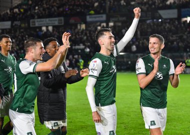 Plymouth Argyle forvet Ryan Hardie (9) Plymouth Argyle orta saha oyuncusu Adam Randell (20) ve Plymouth Argyle orta saha oyuncusu Jordan Houghton (4), Sky Bet League 1 karşılaşmasında Plymouth Argyle 'ın Exeter City' e karşı oynadığı maçta kazandığı galibiyeti kutluyorlar.