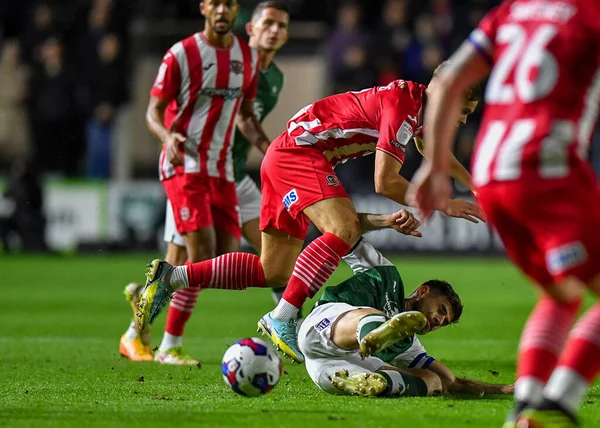 Plymouth Argyle (8) orta saha oyuncusu Joe Edwards (8), 31 Ekim 202 tarihinde İngiltere 'nin Plymouth City kentinde oynanan Sky Bet 1 karşılaşmasında Exeter City orta saha oyuncusu Archie Collins' ten (8) top kazandı.