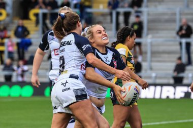 Grace Field England, 1 Kasım 202 'de Headingley Stadyumu, Leeds' de oynanan 2021 Dünya Bayanlar Rugby Ligi karşılaşmasında şansını kutluyor.