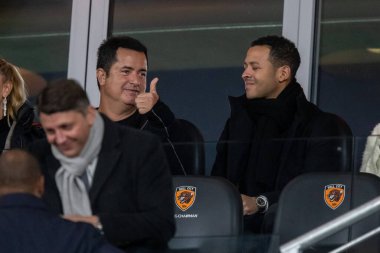 Hull City 'nin sahibi Acun Ilicali ve Liam Rosenior, 1 Kasım 202' de Hull City 'nin Middlesbrough' a karşı oynadığı Sky Bet Şampiyonası maçında