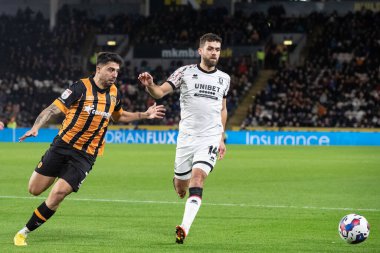 Hull City 'den Ozan Tufan # 7 ve Middlesbrough # 14 numaralı Tommy Smith # 1 Kasım 202' de MKM Stadyumu 'nda Hull City Middlesbrough' a karşı oynanan Gökyüzü İddia Şampiyonası maçında top mücadelesi